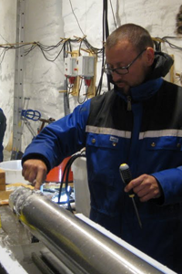 Trevor Popp, Post.doc. på Center for Is og Klima, tilbragte adskillige uger på isen med at bore