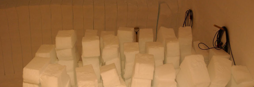 En lille del af de mange isblokke der skulle skæres ud og køres væk, for at udvide laboratoriet 