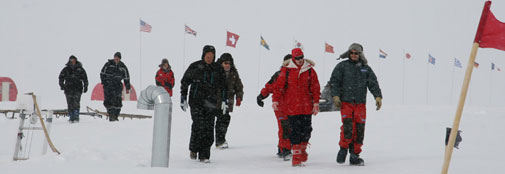 Regentparret bliver vist rundt i NEEM lejren, og fik blandt andet lejlighed til at se, hvor den 2538m dybe iskerne er boret